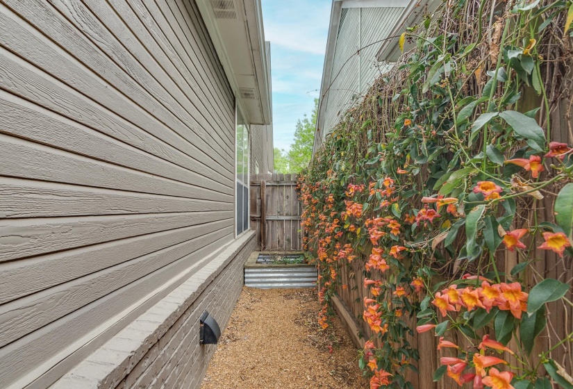 1415 DOWN RIVER DR, Memphis, Tennessee 38103, 4 Bedrooms Bedrooms, 6 Rooms Rooms,2.1 BathroomsBathrooms,Residential,For Sale,DOWN RIVER,10218087