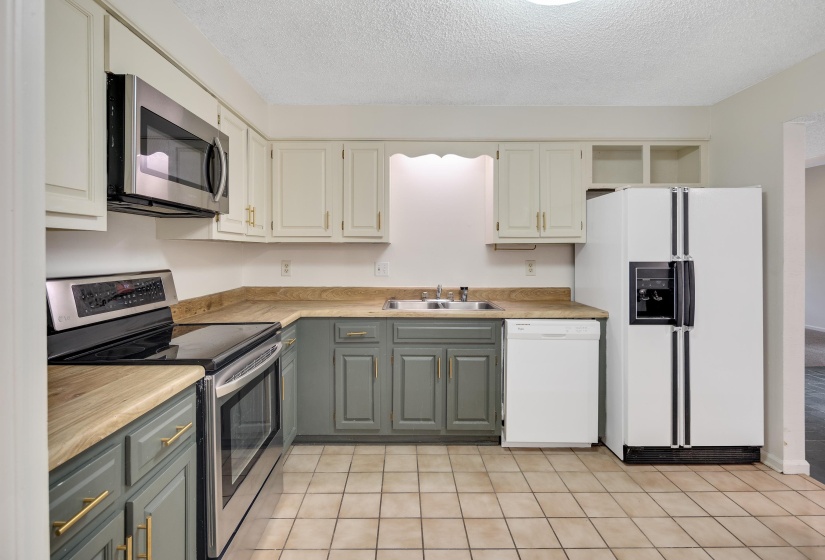 1675 RAVENHILL DR, Germantown, Tennessee 38138, 2 Bedrooms Bedrooms, 5 Rooms Rooms,2 BathroomsBathrooms,Residential,For Sale,RAVENHILL,10218172
