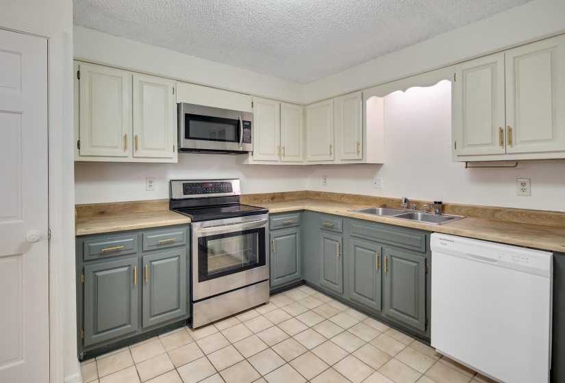 1675 RAVENHILL DR, Germantown, Tennessee 38138, 2 Bedrooms Bedrooms, 5 Rooms Rooms,2 BathroomsBathrooms,Residential,For Sale,RAVENHILL,10218172