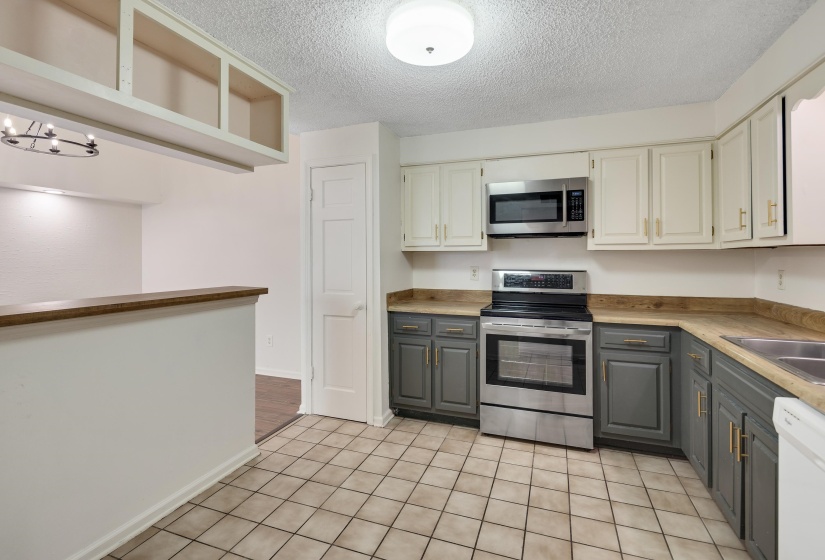 1675 RAVENHILL DR, Germantown, Tennessee 38138, 2 Bedrooms Bedrooms, 5 Rooms Rooms,2 BathroomsBathrooms,Residential,For Sale,RAVENHILL,10218172