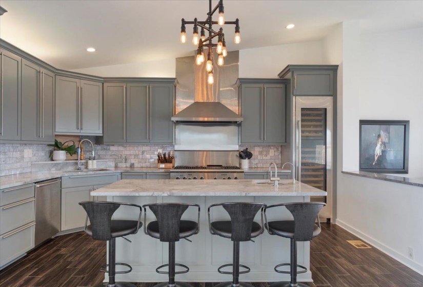 65 RIVERWALK PL, Memphis, Tennessee 38103, 5 Bedroom Bedrooms, 8 Room Rooms,3.1 BathroomBathrooms,Residential,For Sale,RIVERWALK,0,10217928