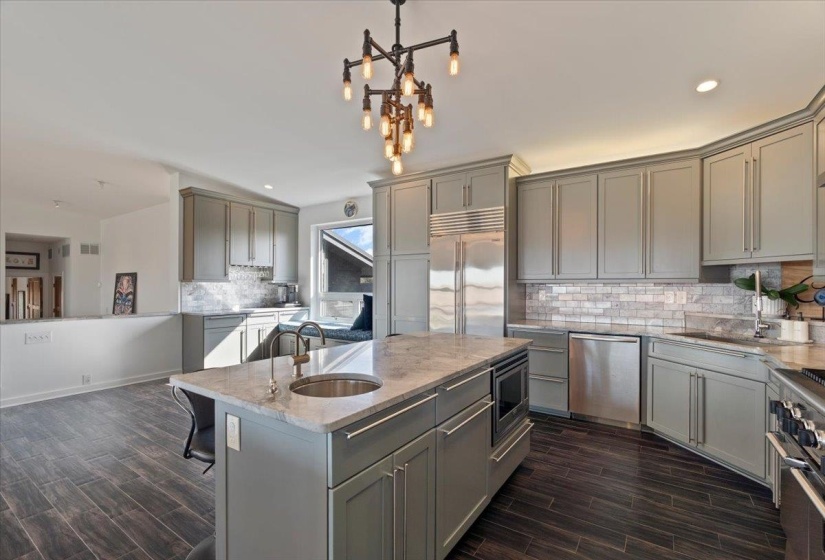 65 RIVERWALK PL, Memphis, Tennessee 38103, 5 Bedroom Bedrooms, 8 Room Rooms,3.1 BathroomBathrooms,Residential,For Sale,RIVERWALK,0,10217928