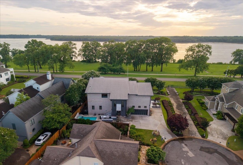 65 RIVERWALK PL, Memphis, Tennessee 38103, 5 Bedroom Bedrooms, 8 Room Rooms,3.1 BathroomBathrooms,Residential,For Sale,RIVERWALK,0,10217928