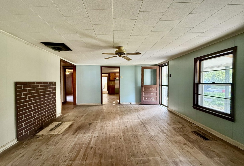 Unfurnished room with wood-type flooring and ceiling fan
