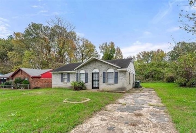 Ranch-style home featuring driveway