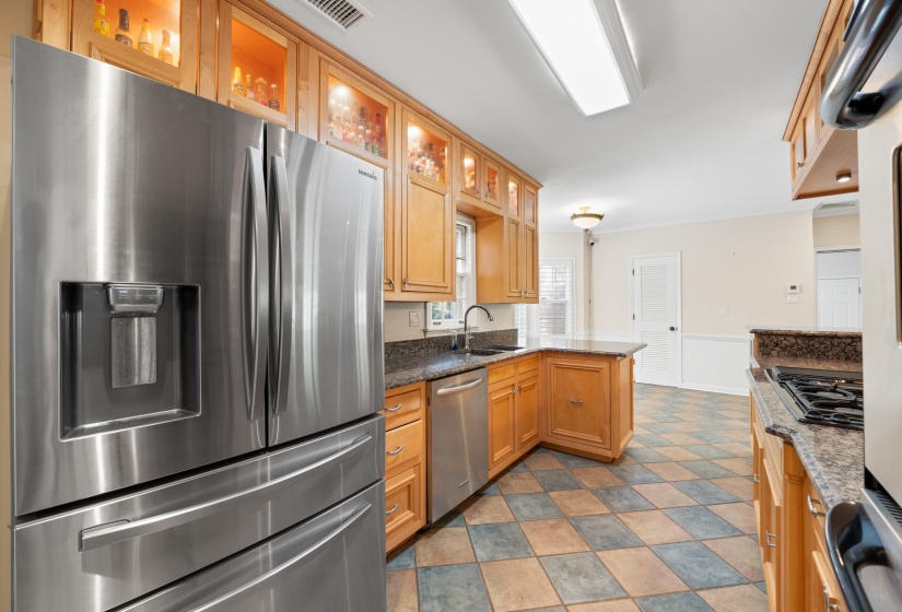 Kitchen peninsula, double sink, stainless steel appliances