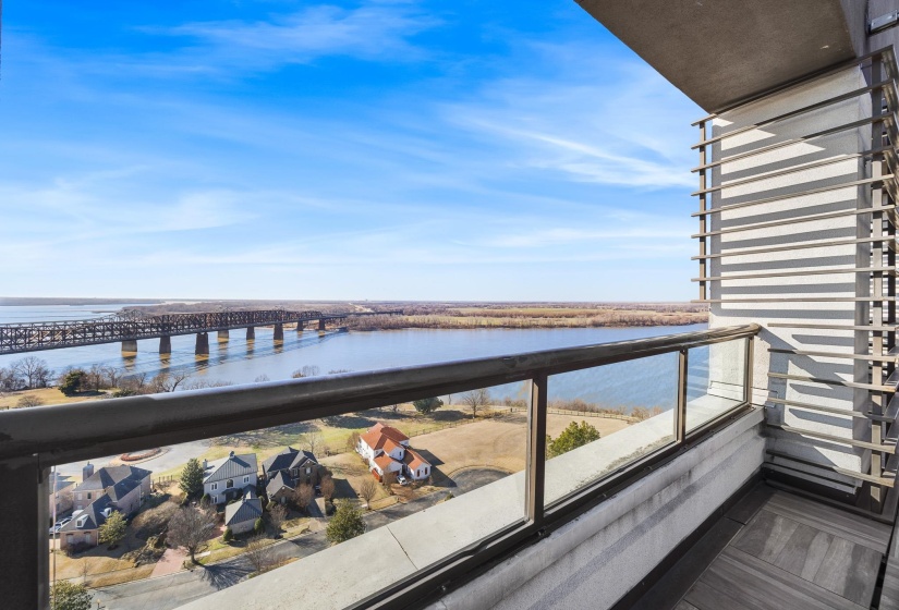 717 RIVERSIDE DR, Memphis, Tennessee 38103, 2 Bedroom Bedrooms, 6 Room Rooms,2 BathroomBathrooms,Residential,For Sale,RIVERSIDE,0,10218318