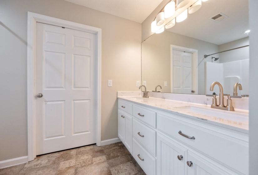 140 EAGLE CREST LN, Parsons, Tennessee 38363, 3 Bedroom Bedrooms, 11 Room Rooms,2 BathroomBathrooms,Residential,For Sale,EAGLE CREST,0,10218328