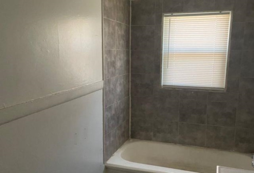 2452 SARATOGA AVE, Memphis, Tennessee 38114, 1 Bedroom Bedrooms, 0 ,1 BathroomBathrooms,Duplexes,For Sale,SARATOGA,0,10218373