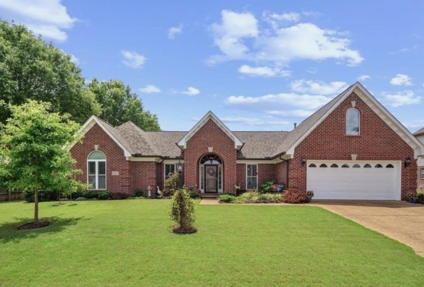 Those who live here value top-rated schools, spacious homes, pools, outdoor living areas, and a strong sense of community. Forest Creek generally appeals to buyers looking for luxury living in one of Collierville's most desirable neighborhoods.