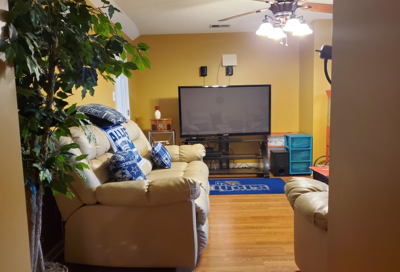 6188 FRANCES WOODS DR, Bartlett, Florida 38135, 4 Bedrooms Bedrooms, 11 Rooms Rooms,3 BathroomsBathrooms,Residential,For Sale,FRANCES WOODS,10218507