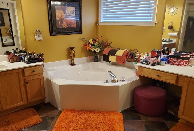 6188 FRANCES WOODS DR, Bartlett, Florida 38135, 4 Bedrooms Bedrooms, 11 Rooms Rooms,3 BathroomsBathrooms,Residential,For Sale,FRANCES WOODS,10218507