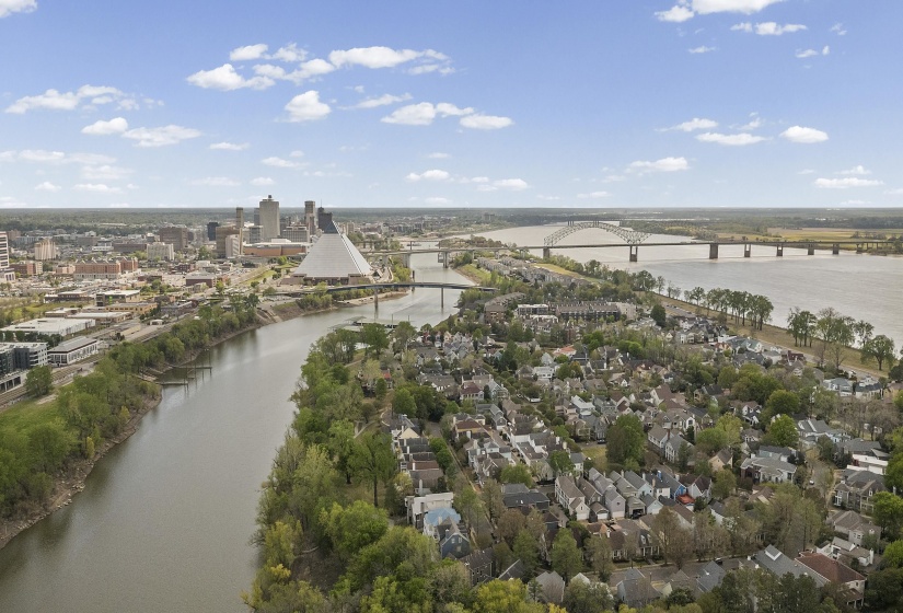 182 HARBOR ISLE CIR, Memphis, Tennessee 38103, 4 Bedrooms Bedrooms, 6 Rooms Rooms,3 BathroomsBathrooms,Residential,For Sale,HARBOR ISLE,10218509
