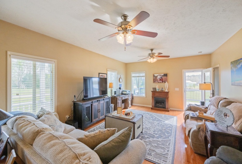 198 YARBRO HARBOR DR, Decaturville, Tennessee 38329, 3 Bedroom Bedrooms, 11 Room Rooms,3 BathroomBathrooms,Residential,For Sale,YARBRO HARBOR,0,10218557