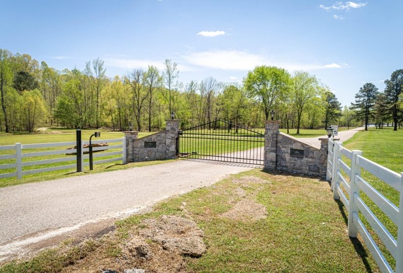 280 IRON HORSE TRL, Parsons, Tennessee 38363, 2 Bedroom Bedrooms, 8 Room Rooms,2 BathroomBathrooms,Residential,For Sale,IRON HORSE,0,10218566