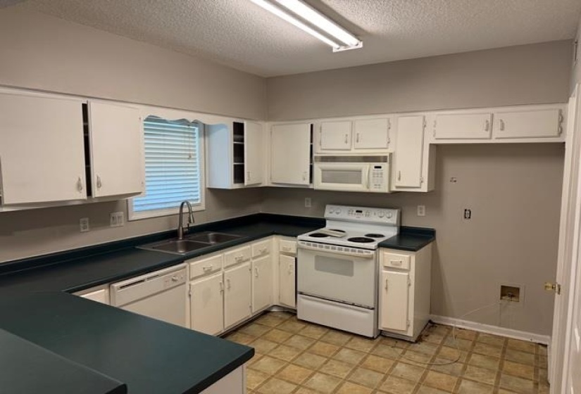 3722 FERN RIDGE RD, Memphis, Tennessee 38115, 2 Bedrooms Bedrooms, 5 Rooms Rooms,2.1 BathroomsBathrooms,Residential,For Sale,FERN RIDGE,10218574