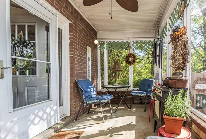 Sunroom with ceiling fan