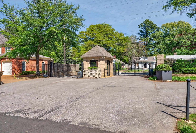 585 GREER ST, Memphis, Tennessee 38111, 3 Bedroom Bedrooms, 7 Room Rooms,3 BathroomBathrooms,Residential,For Sale,GREER,0,10218726