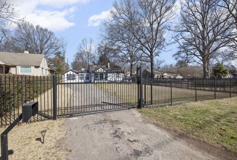 4120 VILLAGE RD, Memphis, Tennessee 38117, 3 Bedroom Bedrooms, 3 Room Rooms,2 BathroomBathrooms,Residential,For Sale,VILLAGE,0,10218687