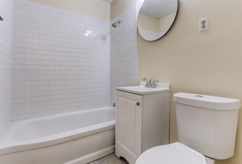 Bathroom with bathing tub / shower combination and vanity