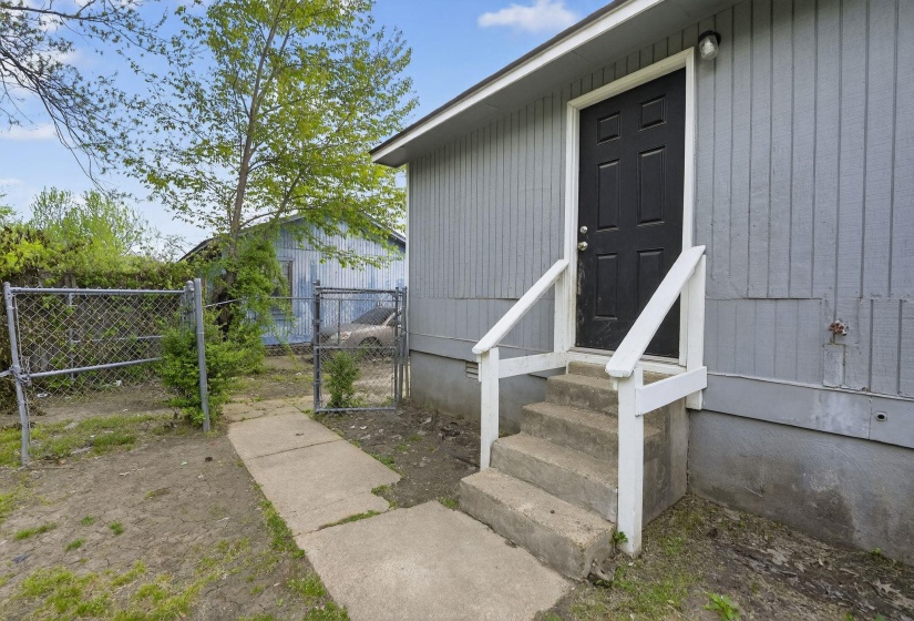 Entrance to property with a gate and crawl space