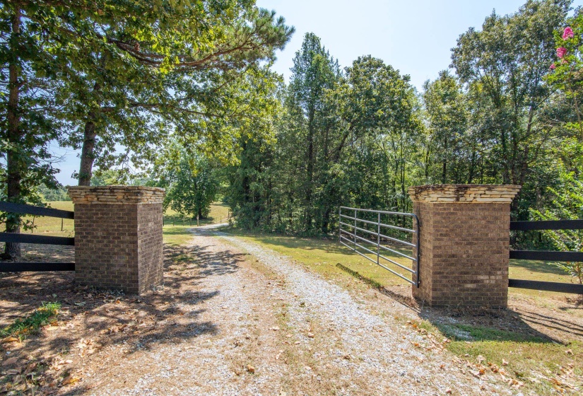 2395 POCAHONTAS RD, Pocahontas, Tennessee 38061-5537, 3 Bedrooms Bedrooms, 8 Rooms Rooms,2 BathroomsBathrooms,Residential,For Sale,POCAHONTAS,10218873