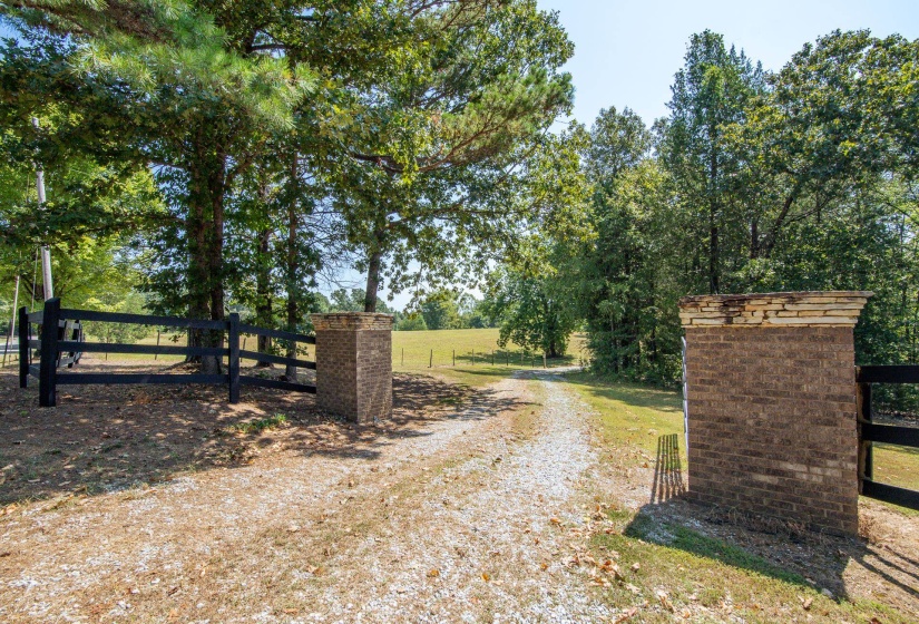 2395 POCAHONTAS RD, Pocahontas, Tennessee 38061-5537, 3 Bedrooms Bedrooms, 8 Rooms Rooms,2 BathroomsBathrooms,Residential,For Sale,POCAHONTAS,10218873