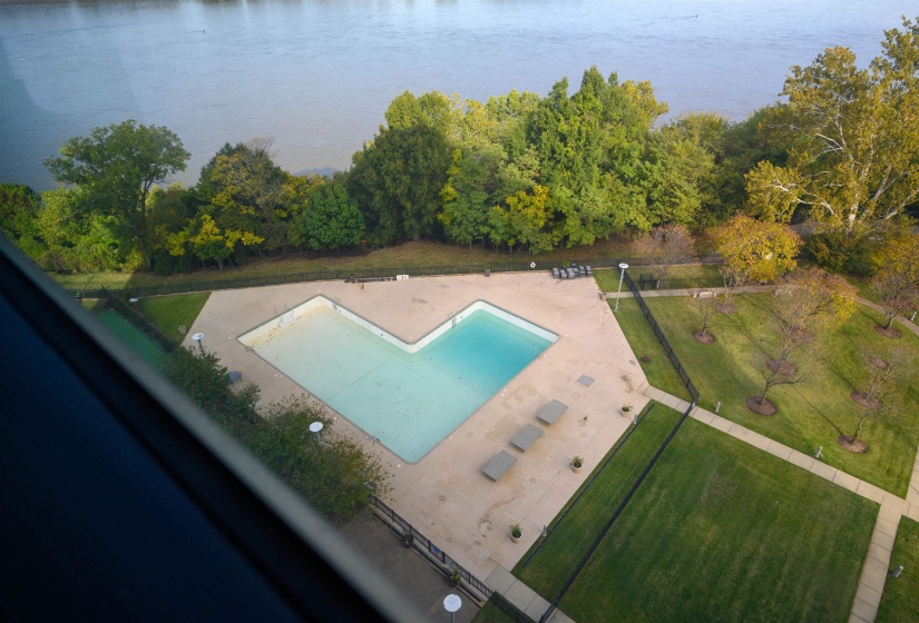 655 RIVERSIDE DR, Memphis, Tennessee 38103, 2 Bedrooms Bedrooms, 5 Rooms Rooms,2 BathroomsBathrooms,Residential,For Sale,RIVERSIDE,10218885