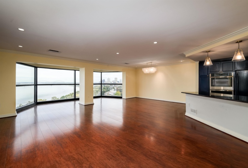 655 RIVERSIDE DR, Memphis, Tennessee 38103, 2 Bedrooms Bedrooms, 5 Rooms Rooms,2 BathroomsBathrooms,Residential,For Sale,RIVERSIDE,10218885