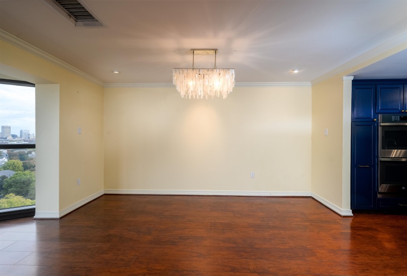 655 RIVERSIDE DR, Memphis, Tennessee 38103, 2 Bedrooms Bedrooms, 5 Rooms Rooms,2 BathroomsBathrooms,Residential,For Sale,RIVERSIDE,10218885