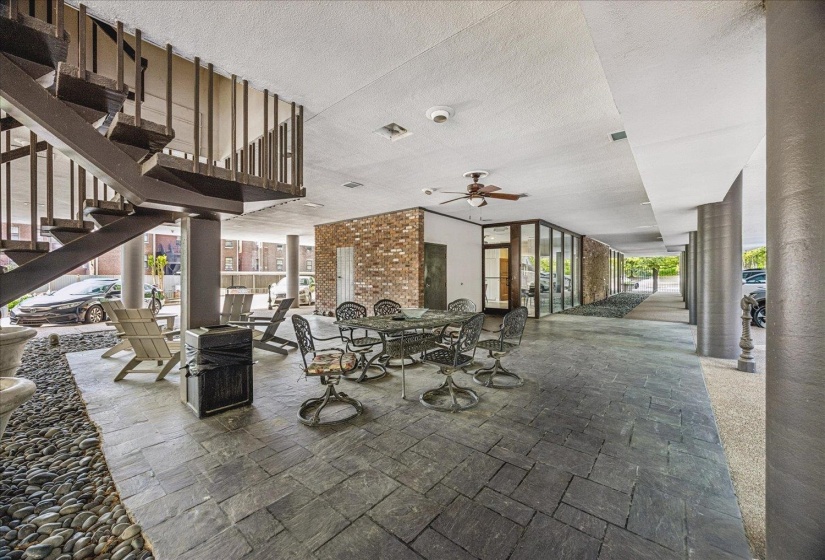 2195 POPLAR AVE, Memphis, Tennessee 38104, 1 Bedroom Bedrooms, 3 Room Rooms,1 BathroomBathrooms,Residential,For Sale,POPLAR,0,10219004