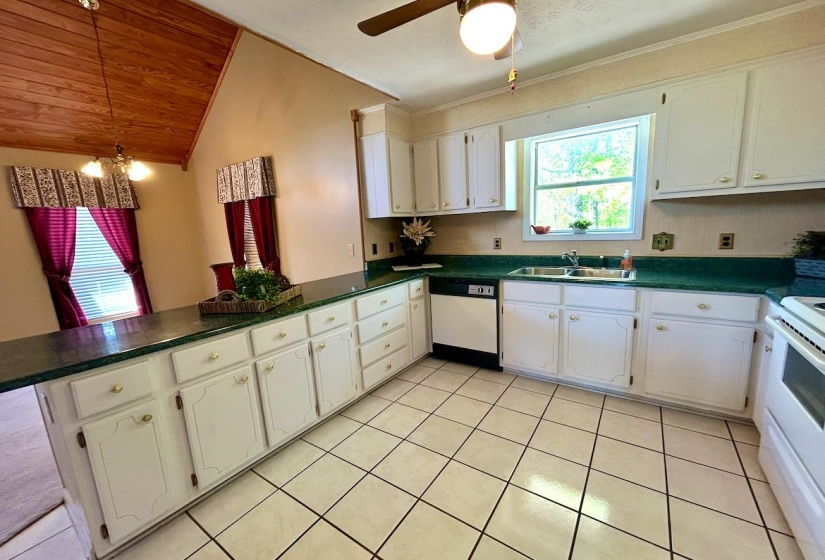 720 RIVERSIDE LN, Crump, Tennessee 38327, 3 Bedroom Bedrooms, 8 Room Rooms,2.1 BathroomBathrooms,Residential,For Sale,RIVERSIDE,0,10219042