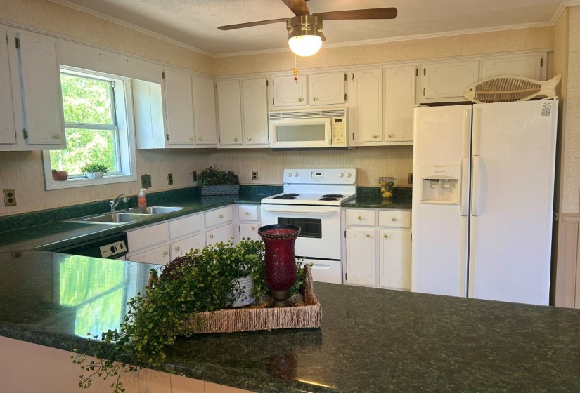 720 RIVERSIDE LN, Crump, Tennessee 38327, 3 Bedroom Bedrooms, 8 Room Rooms,2.1 BathroomBathrooms,Residential,For Sale,RIVERSIDE,0,10219042