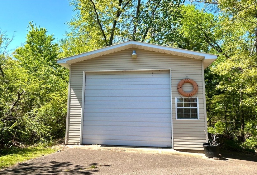 720 RIVERSIDE LN, Crump, Tennessee 38327, 3 Bedroom Bedrooms, 8 Room Rooms,2.1 BathroomBathrooms,Residential,For Sale,RIVERSIDE,0,10219042