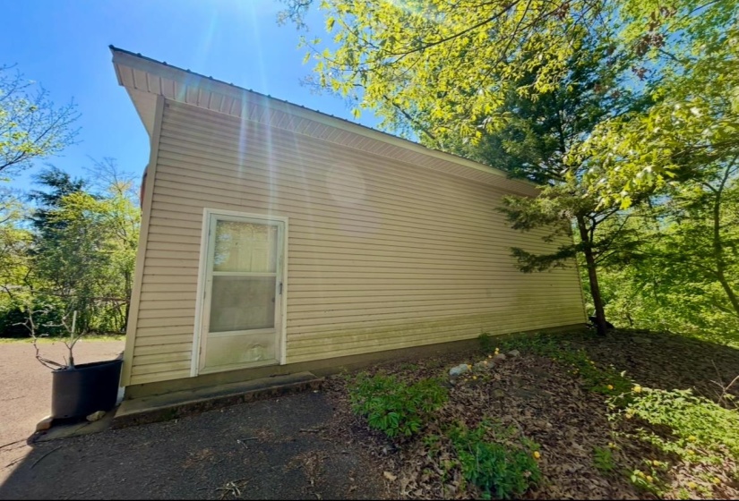 720 RIVERSIDE LN, Crump, Tennessee 38327, 3 Bedroom Bedrooms, 8 Room Rooms,2.1 BathroomBathrooms,Residential,For Sale,RIVERSIDE,0,10219042