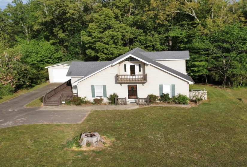 720 RIVERSIDE LN, Crump, Tennessee 38327, 3 Bedroom Bedrooms, 8 Room Rooms,2.1 BathroomBathrooms,Residential,For Sale,RIVERSIDE,0,10219042