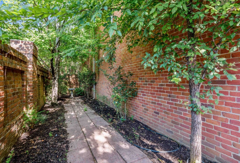 478 RACQUET CLUB PL DR, Memphis, Tennessee 38117, 3 Bedrooms Bedrooms, 8 Rooms Rooms,2.1 BathroomsBathrooms,Residential,For Sale,RACQUET CLUB PL,10219121