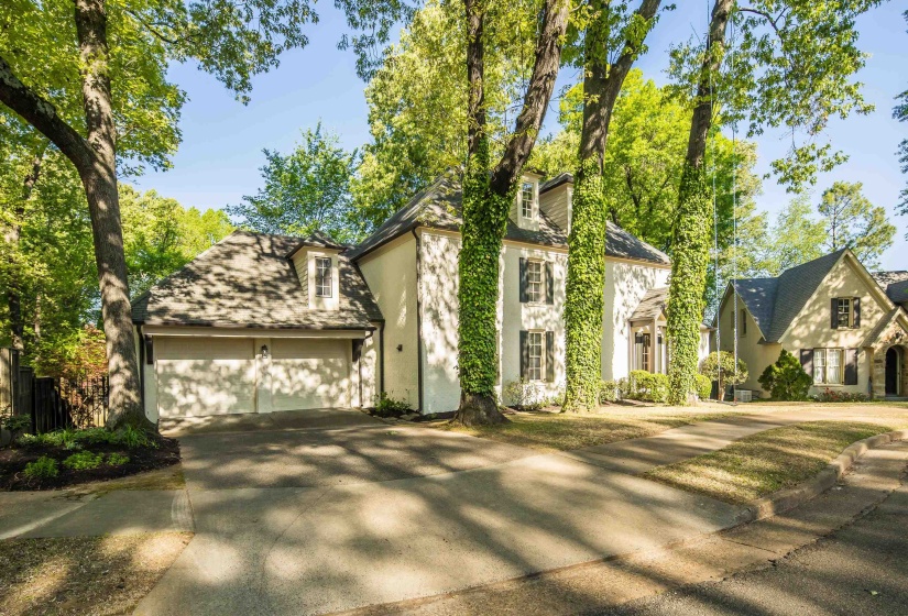 View of front of house with driveway, stucco siding, and an attached garage