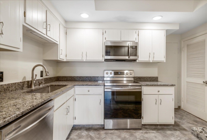 475 HIGHLAND ST, Memphis, Tennessee 38122, 2 Bedrooms Bedrooms, 4 Rooms Rooms,2 BathroomsBathrooms,Residential,For Sale,HIGHLAND,10219186