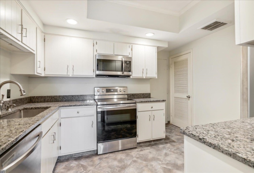 475 HIGHLAND ST, Memphis, Tennessee 38122, 2 Bedrooms Bedrooms, 4 Rooms Rooms,2 BathroomsBathrooms,Residential,For Sale,HIGHLAND,10219186