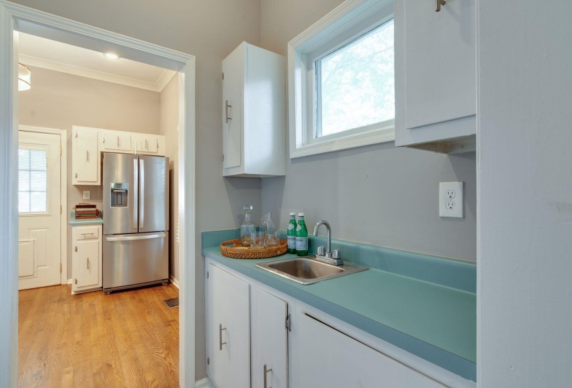 1932 CARR AVE, Memphis, Tennessee 38104, 3 Bedrooms Bedrooms, 6 Rooms Rooms,1 BathroomBathrooms,Residential,For Sale,CARR,10219187
