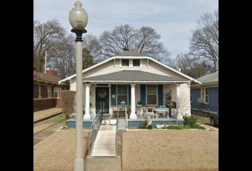 View of front of home featuring a porch