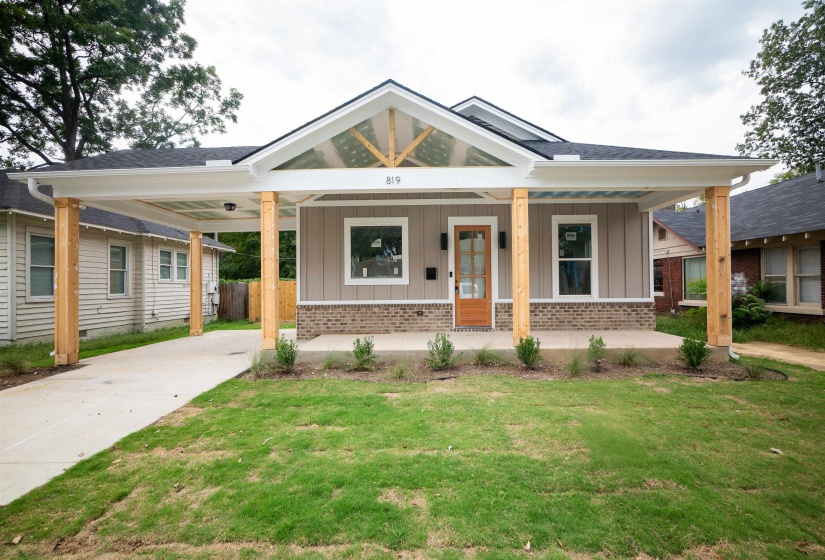 Craftsman house featuring covered porch and a front lawn