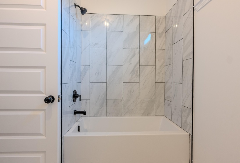 Bathroom with tiled shower / bath combo