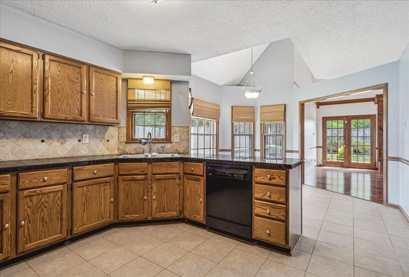8529 BUCKHURST RD, Memphis, Tennessee 38016, 4 Bedroom Bedrooms, 10 Room Rooms,3 BathroomBathrooms,Residential,For Sale,BUCKHURST,0,10219359