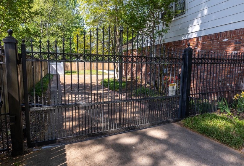 1539 BROOKSIDE DR, Germantown, Tennessee 38138, 4 Bedroom Bedrooms, 8 Room Rooms,3 BathroomBathrooms,Residential,For Sale,BROOKSIDE,0,10219390
