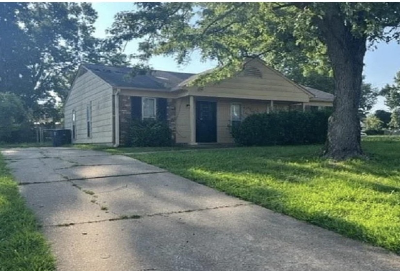 View of front of home featuring a front yard and driveway