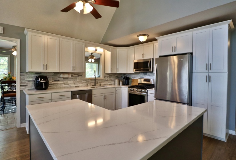 390 QUARRY HOLLOW PT, Savannah, Tennessee 38372, 4 Bedroom Bedrooms, 12 Room Rooms,4.1 BathroomBathrooms,Residential,For Sale,QUARRY HOLLOW,0,10219400