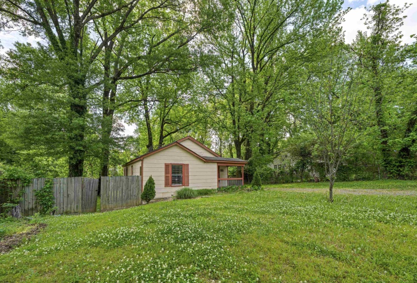 3066 REDBUD RD, Memphis, Tennessee 38109, 3 Bedrooms Bedrooms, 7 Rooms Rooms,2 BathroomsBathrooms,Residential,For Sale,REDBUD,10219403