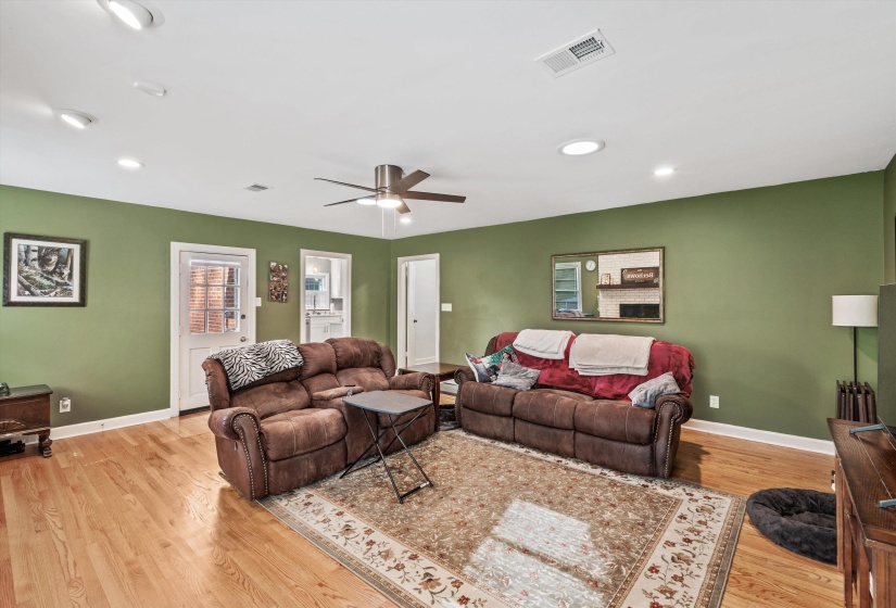 37 CENTURY ST, Memphis, Tennessee 38111, 3 Bedrooms Bedrooms, 8 Rooms Rooms,2 BathroomsBathrooms,Residential,For Sale,CENTURY,10219411